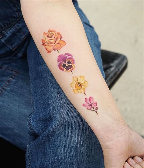 tatuajes flores en el brazo mujer|tatuajes de flores originales.